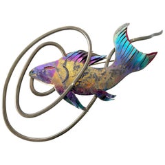 Enid Kaplan Fischbrosche aus eloxiertem Niobium Mylar aus Sterlingsilber, Diving
