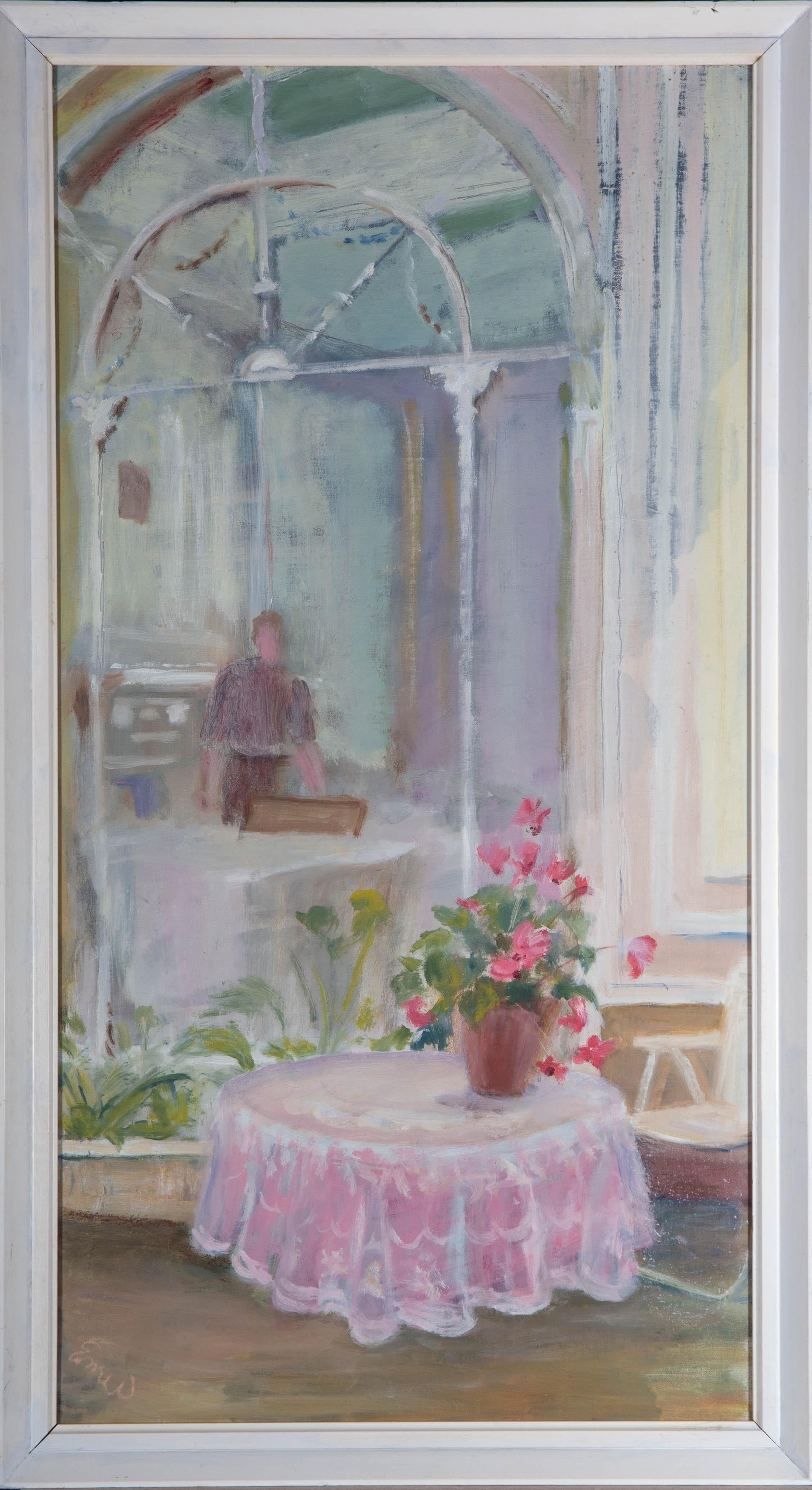 Une charmante peinture à l'huile de l'artiste Enid Williams, représentant une scène d'intérieur avec une table ronde, un vase de fleurs et une silhouette au loin. Signé dans le coin inférieur gauche. Le revers comporte une étiquette portant le nom