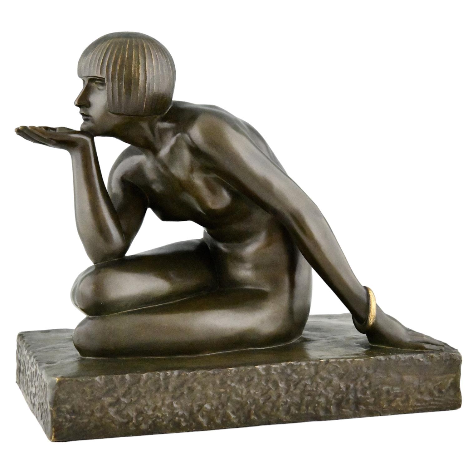 Enigma scultura in bronzo Art Deco con nudo seduto e bracciale di Maurice Guiraud-Rivière.
Con sigillo della fonderia Les Neveux de Lehmann Paris.
Presentato all'Esposizione del 1925.

Questa scultura è illustrata in:
Scultura Art Deco di Victor