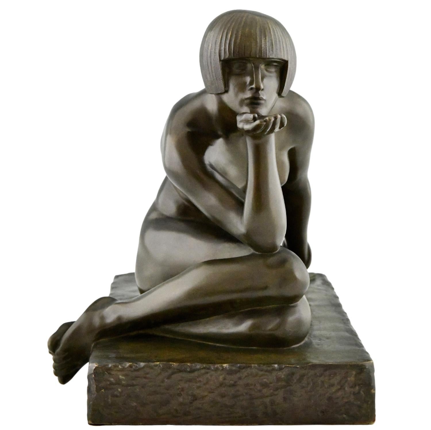 Patinato Enigma scultura in bronzo Art Déco nudo seduto con bracciale di Guiraud Rivière in vendita