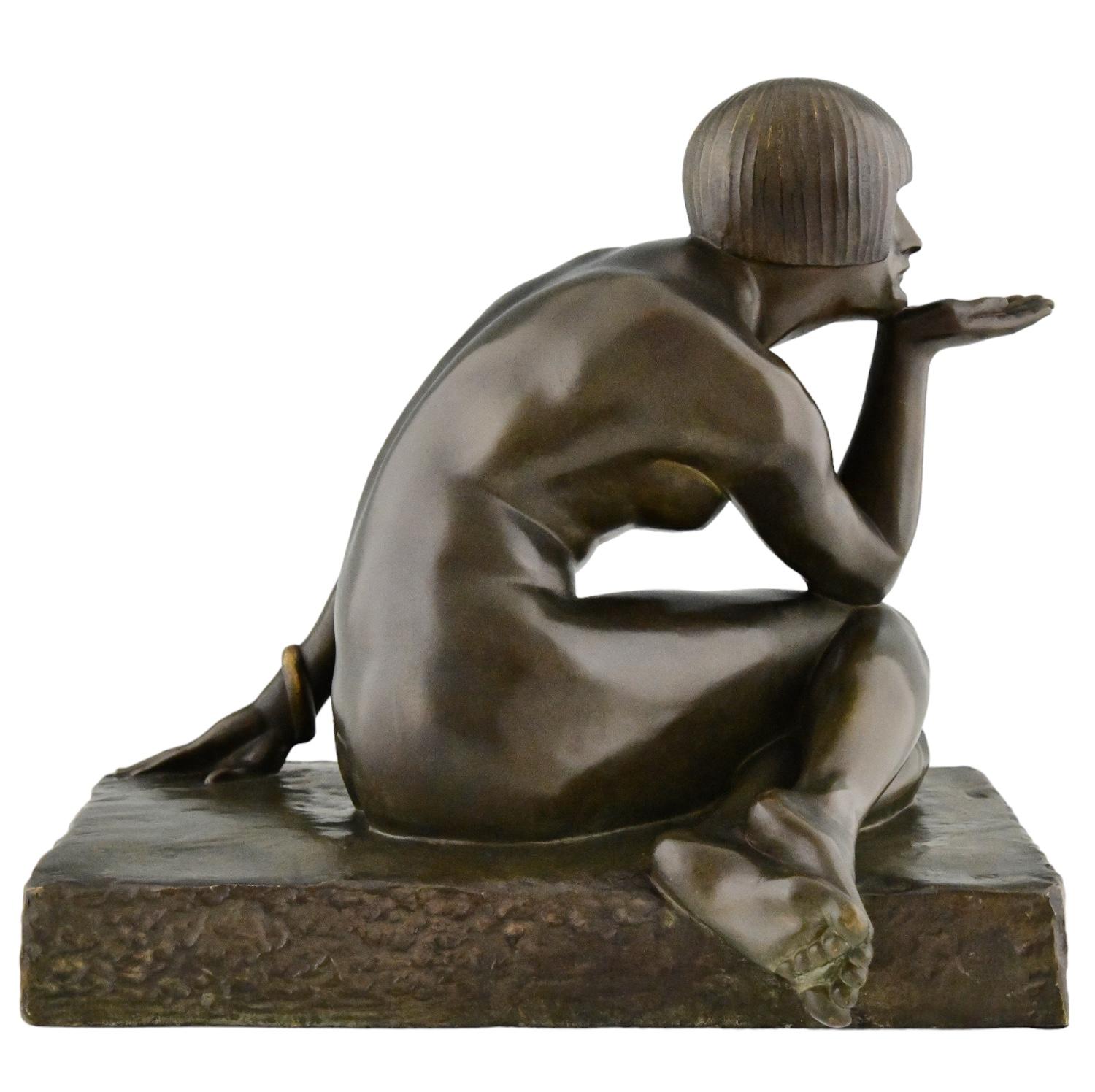 Inizio XX secolo Enigma scultura in bronzo Art Déco nudo seduto con bracciale di Guiraud Rivière in vendita