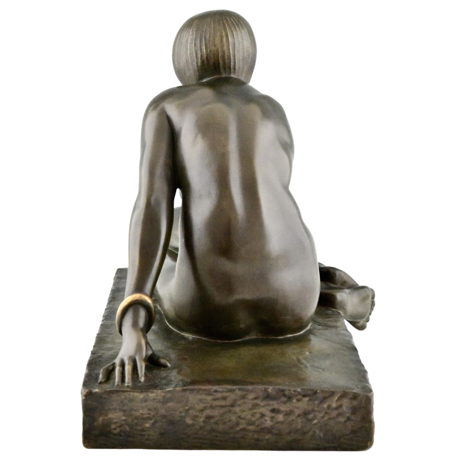 Enigma scultura in bronzo Art Déco nudo seduto con bracciale di Guiraud Rivière in vendita 1