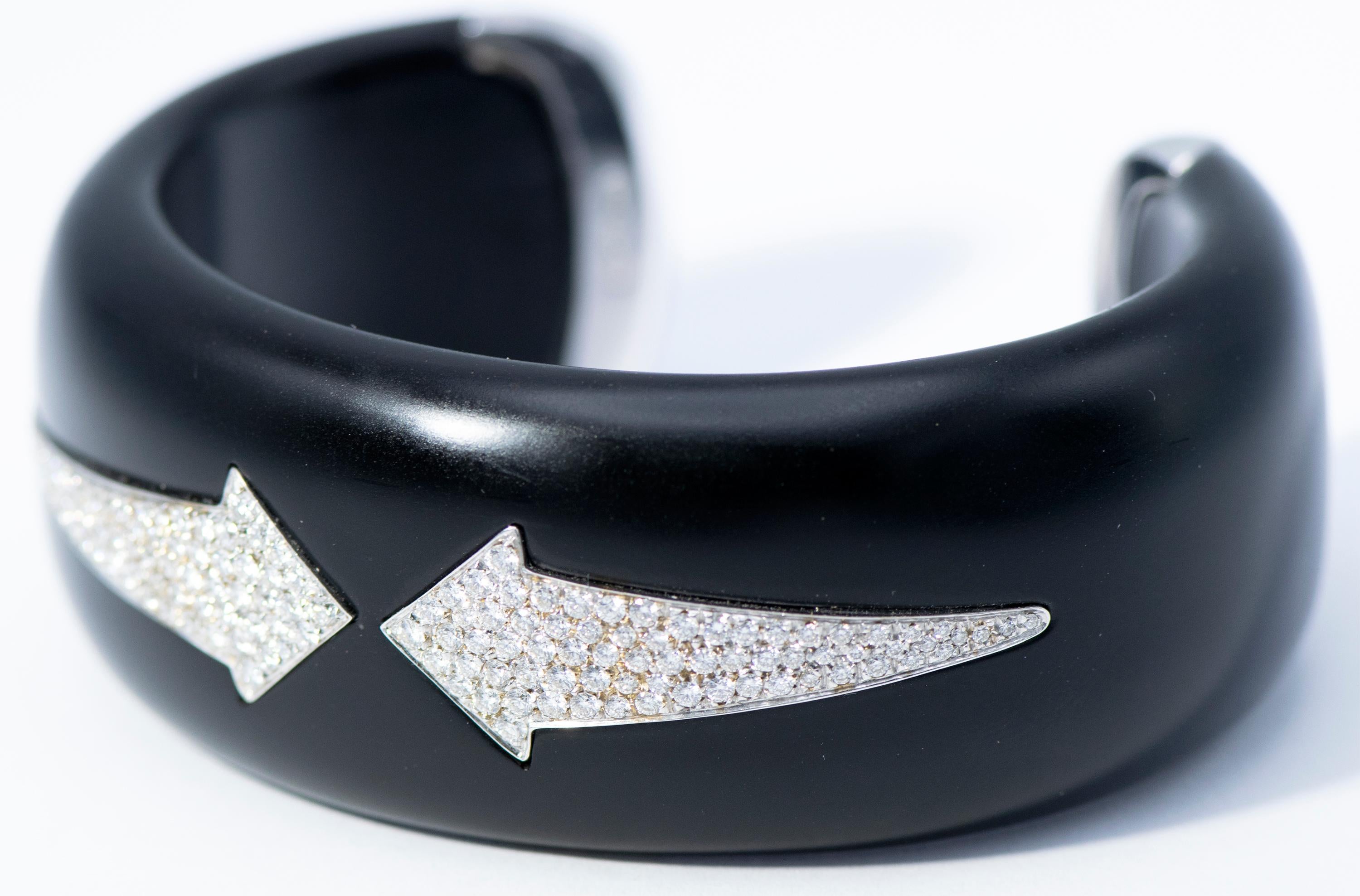 Black Wood with 142 round-cut Diamond Arrow and 18Kt white gold Cuff. One inch wide.  Size Small. Marked Enigma, Made in Italy, Italian punch-mark. Total weight is 48.7 grams.
