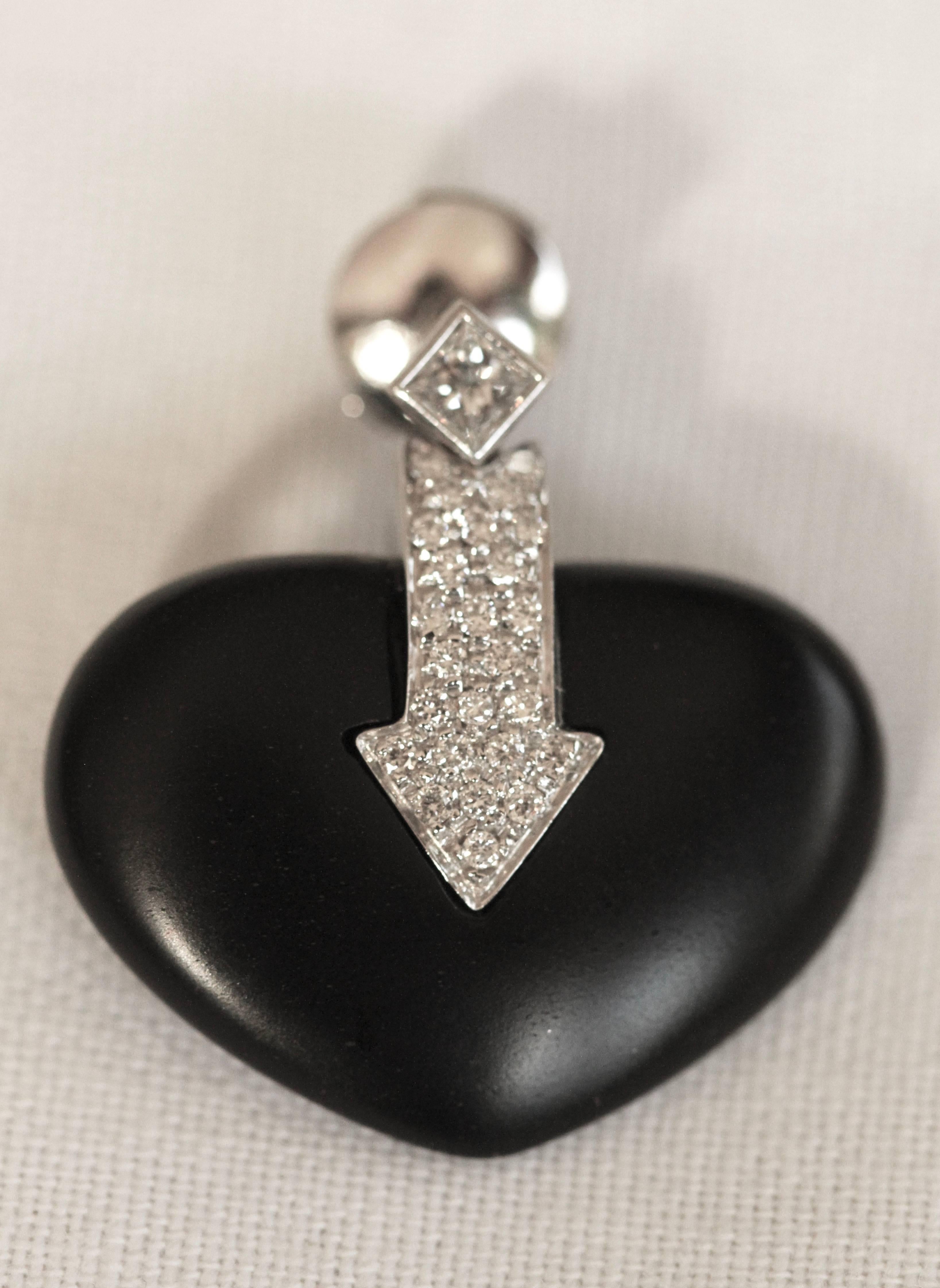 Jet heart shaped earrings with arrow motifs in diamonds

Material: 18K white gold, black jet and diamonds
Condition: Perfect condition
Come with: Box

All items are subject to a strict quality control.
