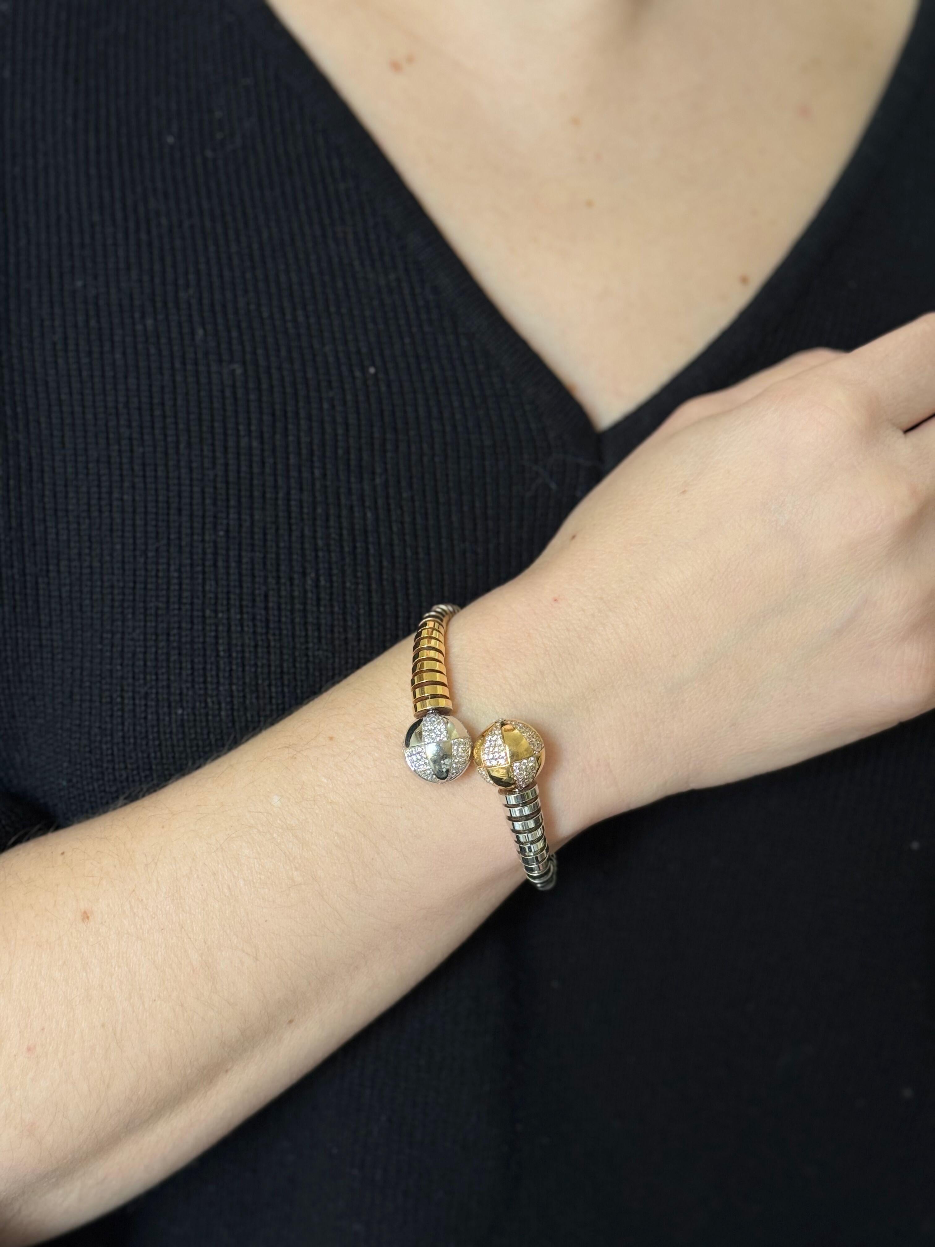 Bracciale bypass in oro rosa e bianco 18k di Gianni Bulgari della collezione Enigma. Il bracciale presenta circa 1,50 carati di diamanti G/VS. 
Si adatta a un polso di circa 7 pollici (misura media), le sfere hanno un diametro di 16 mm. Marchio