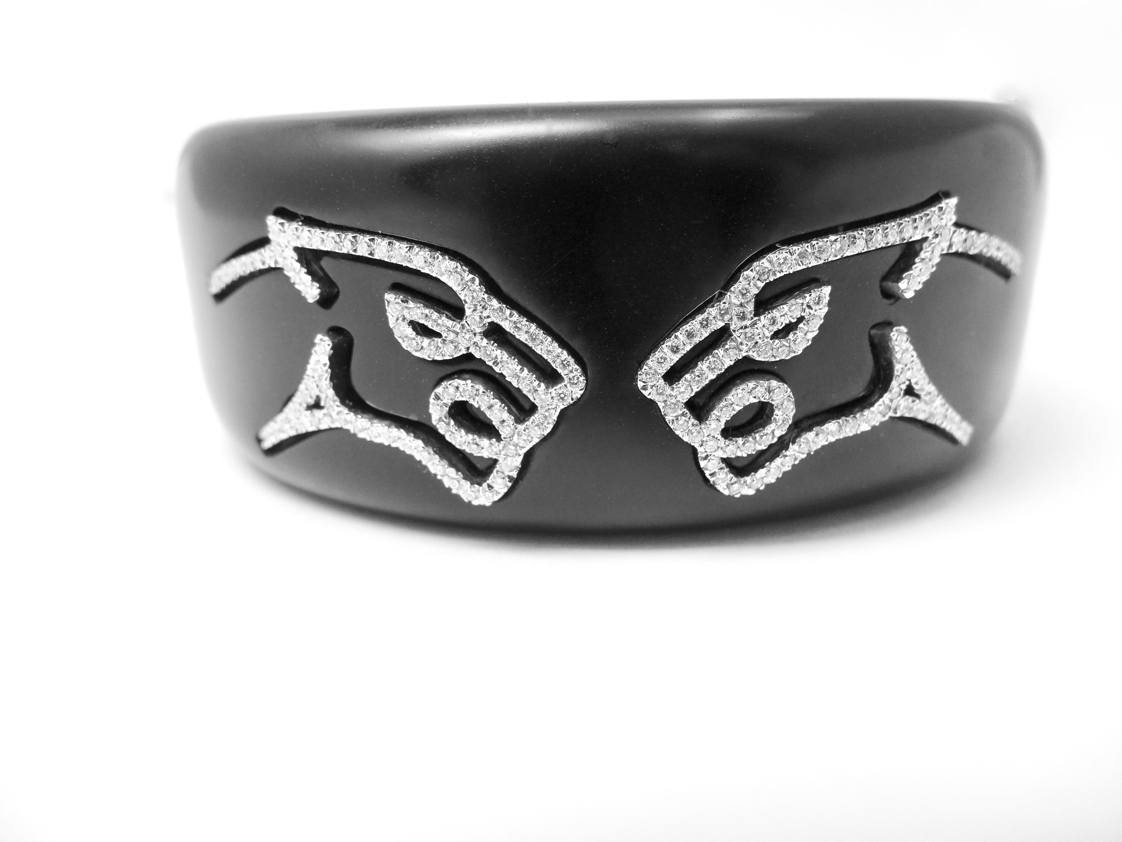 Bracelet model ENIGMA (By Gianni Bvlgari) in white gold, jet and two panthers' heads set with diamonds. 
Signed ENIGMA. 
Size : M
(46,45 grs). 