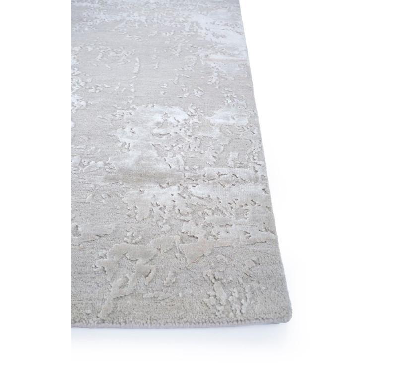 Moderne Tapis noué à la main ivoire et évasé Enigma of Errant 170x240 cm en vente