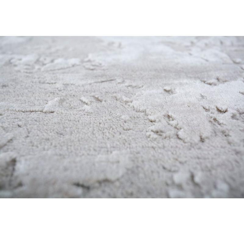 Indien Tapis noué à la main ivoire et évasé Enigma of Errant 170x240 cm en vente