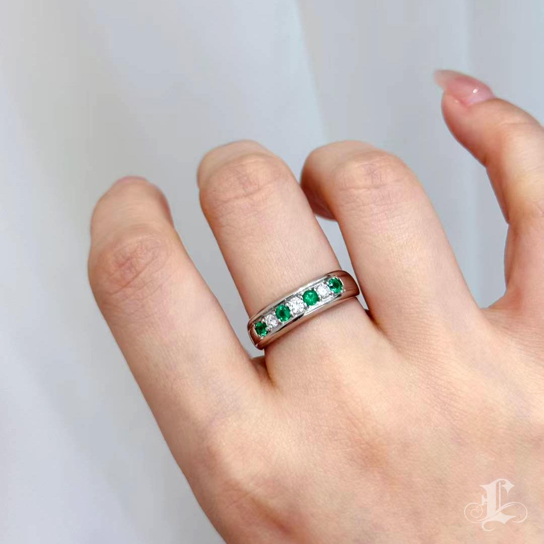 Brilliant Cut 【Énigma】0.21ct Emerald & Diamond Band Ring in Platinum For Sale