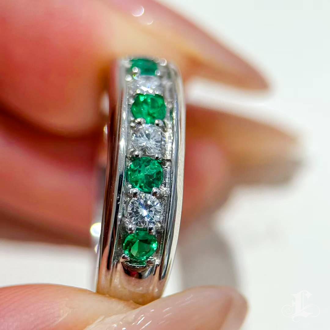 【Énigma】0.21ct Emerald & Diamond Band Ring in Platinum In New Condition For Sale In New York, NY