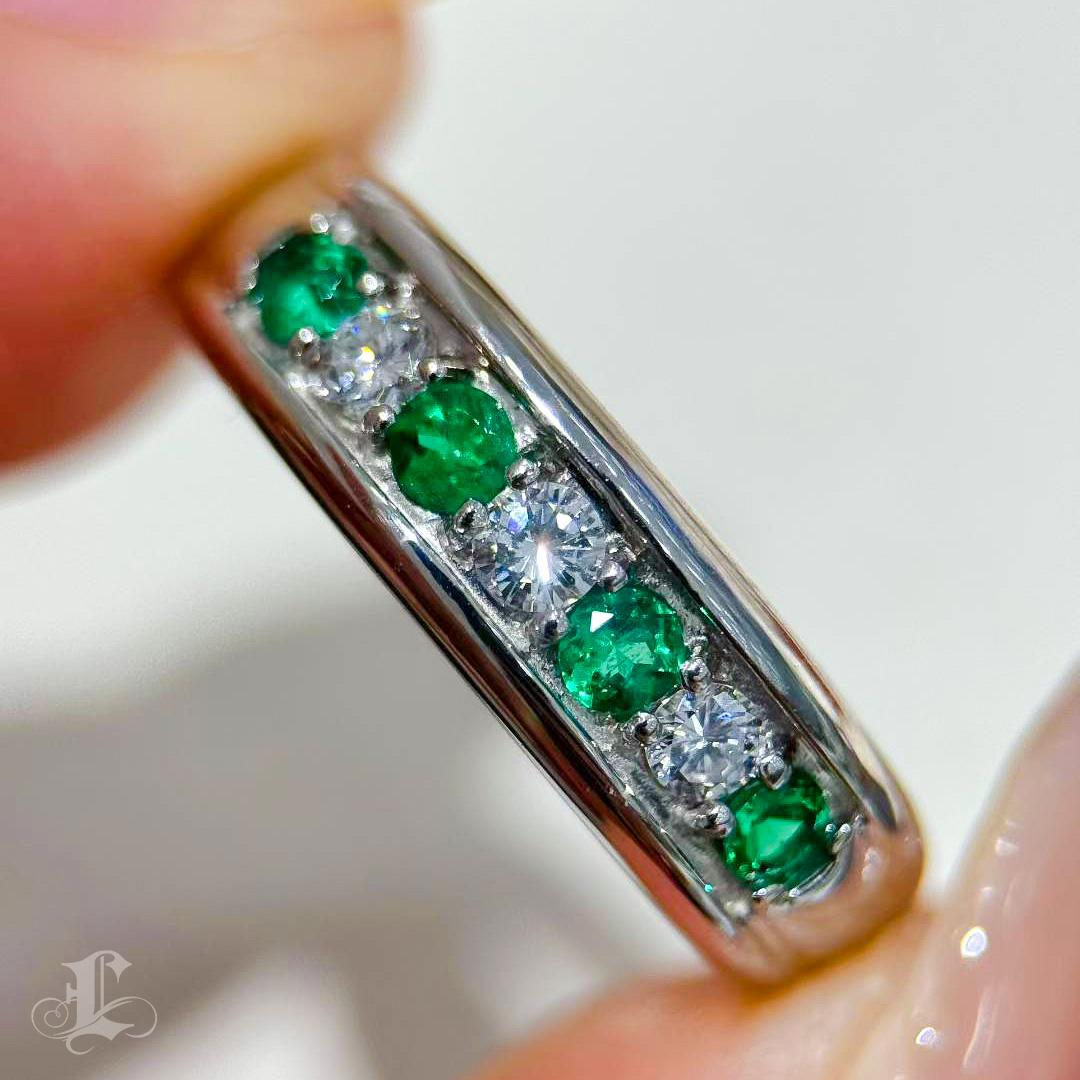 【Énigma】0.21ct Emerald & Diamond Band Ring in Platinum For Sale 1
