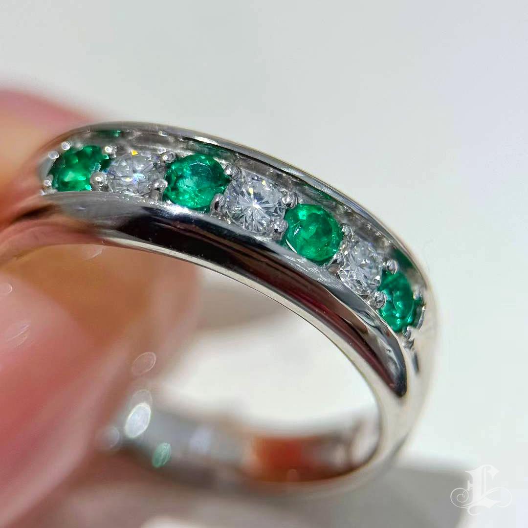 【Énigma】0.21ct Emerald & Diamond Band Ring in Platinum For Sale 2