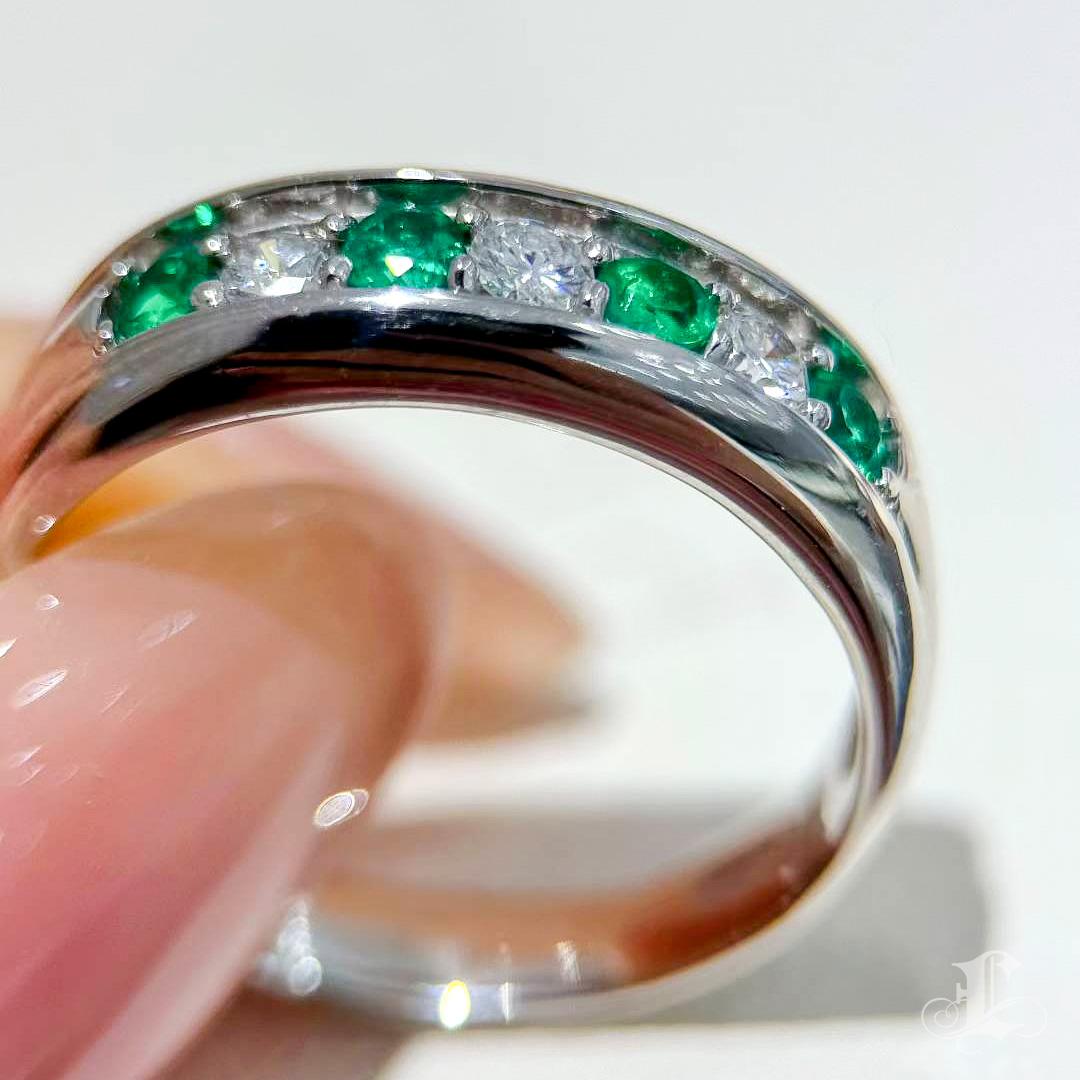 【Énigma】0.21ct Emerald & Diamond Band Ring in Platinum For Sale 3