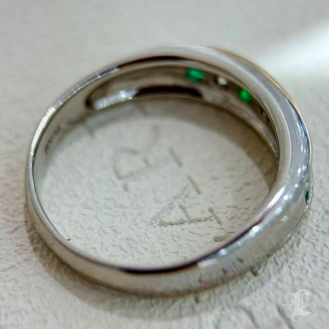 【Énigma】0.21ct Emerald & Diamond Band Ring in Platinum For Sale 4
