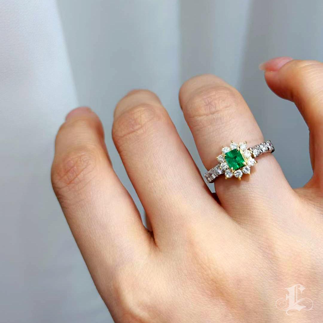 Emerald Cut 【Énigma】0.45ct Colombian Emerald & 0.7ct Diamond Ring in Platinum and 18K Gold For Sale