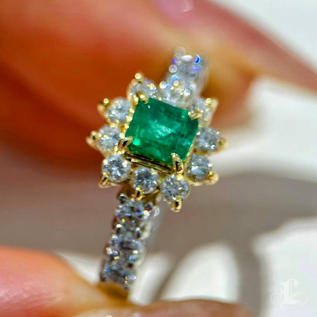 【Énigma】0.45ct Colombian Emerald & 0.7ct Diamond Ring in Platinum and 18K Gold In New Condition For Sale In New York, NY