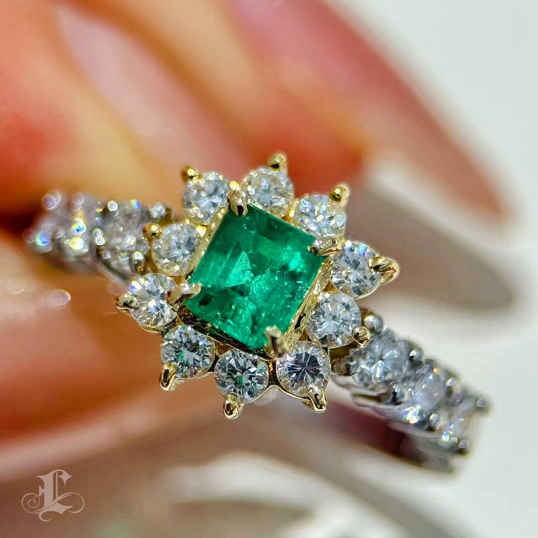 【Énigma】0.45ct Colombian Emerald & 0.7ct Diamond Ring in Platinum and 18K Gold For Sale 1