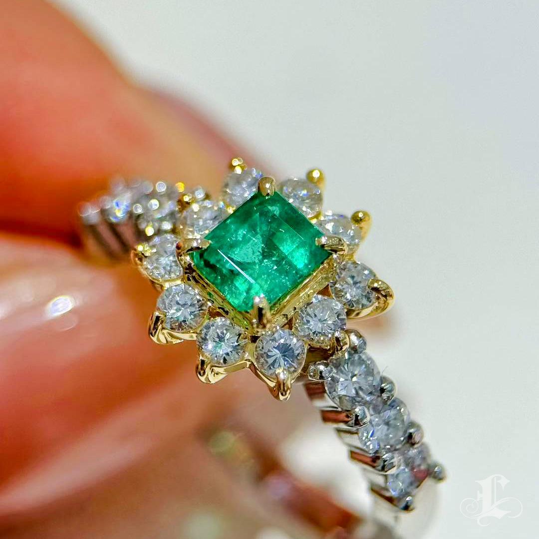 【Énigma】0.45ct Colombian Emerald & 0.7ct Diamond Ring in Platinum and 18K Gold For Sale 2