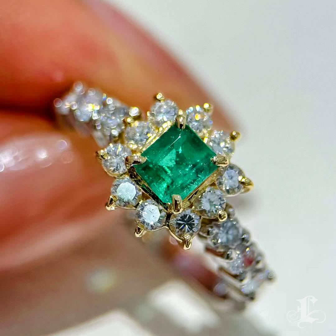 【Énigma】0.45ct Colombian Emerald & 0.7ct Diamond Ring in Platinum and 18K Gold For Sale 3