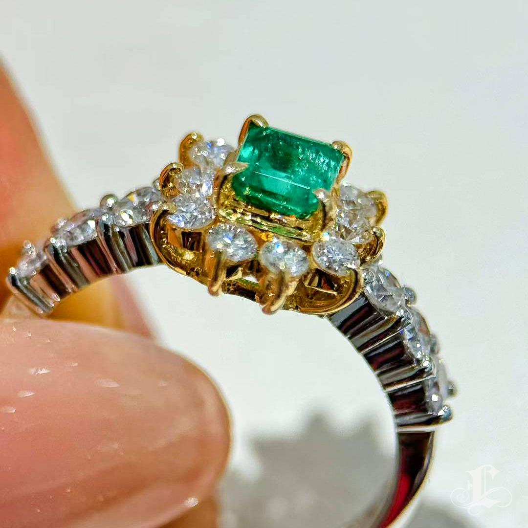 【Énigma】0.45ct Colombian Emerald & 0.7ct Diamond Ring in Platinum and 18K Gold For Sale 4