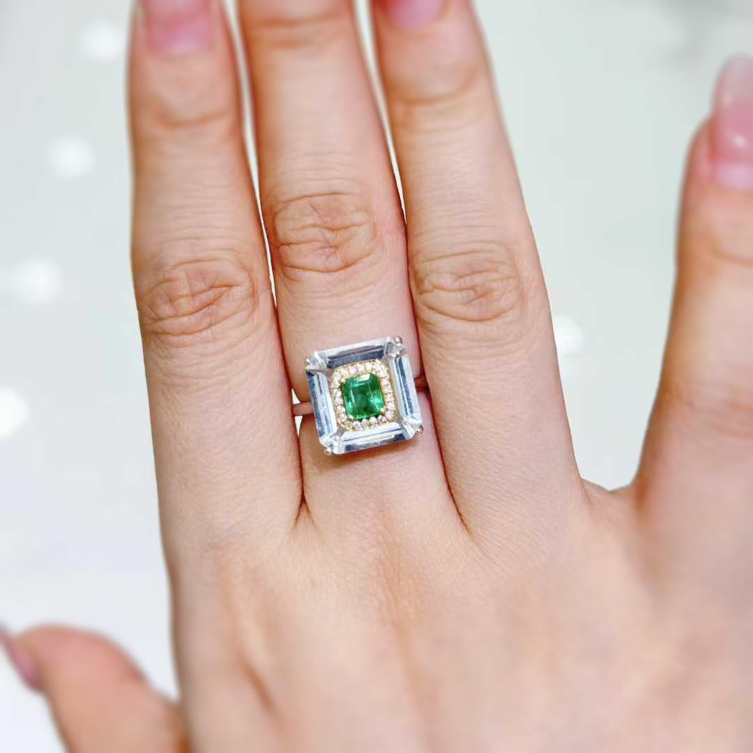 【Énigma】0.58ct Smaragd & Diamant Weißer Kristall Cocktail Ring (Smaragdschliff) im Angebot
