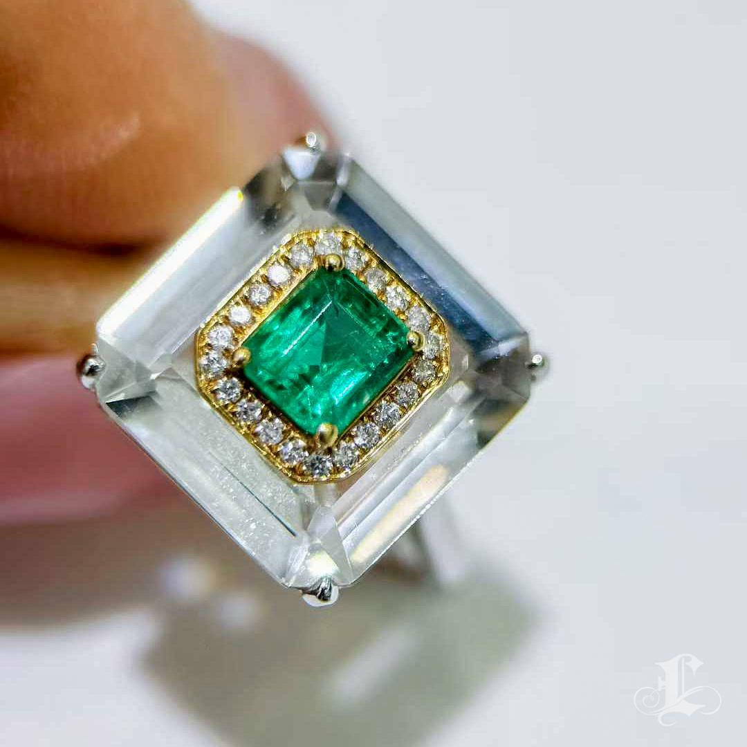 【Énigma】0.58ct Smaragd & Diamant Weißer Kristall Cocktail Ring im Zustand „Neu“ im Angebot in New York, NY