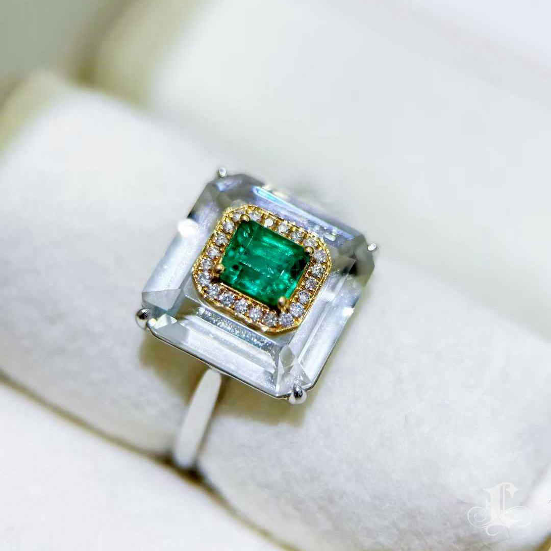 【Énigma】0.58ct Smaragd & Diamant Weißer Kristall Cocktail Ring im Angebot 1