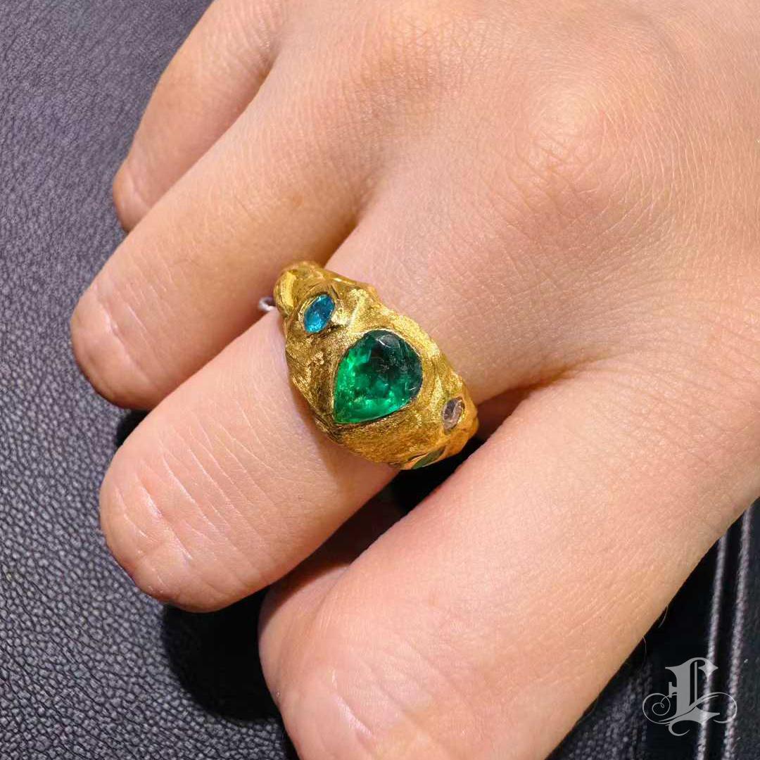 【Énigma】0.62ct Smaragd & Multigem schwer Gold Kunst Ring, 18K (Tropfenschliff) im Angebot