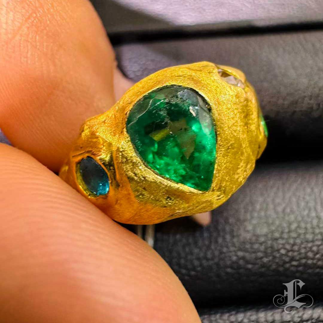 【Énigma】0.62ct Smaragd & Multigem schwer Gold Kunst Ring, 18K Damen im Angebot