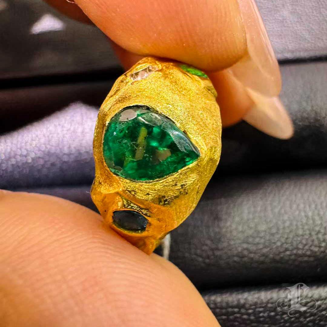 【Énigma】0.62ct Smaragd & Multigem schwer Gold Kunst Ring, 18K im Angebot 1