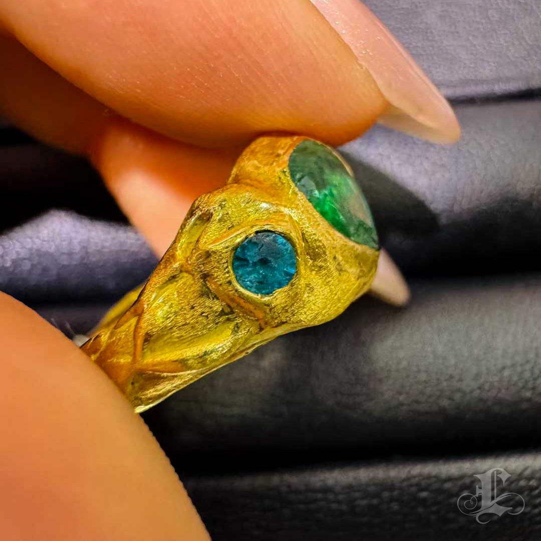 【Énigma】0.62ct Smaragd & Multigem schwer Gold Kunst Ring, 18K im Angebot 2