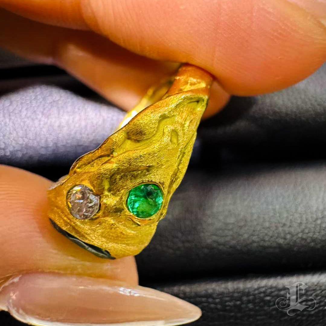 【Énigma】0.62ct Smaragd & Multigem schwer Gold Kunst Ring, 18K im Angebot 3