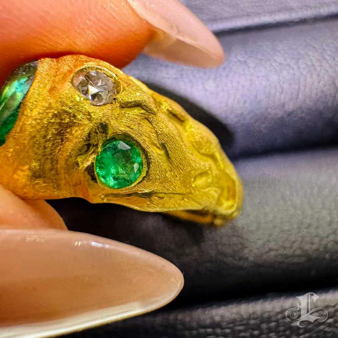 【Énigma】0.62ct Smaragd & Multigem schwer Gold Kunst Ring, 18K im Angebot 4