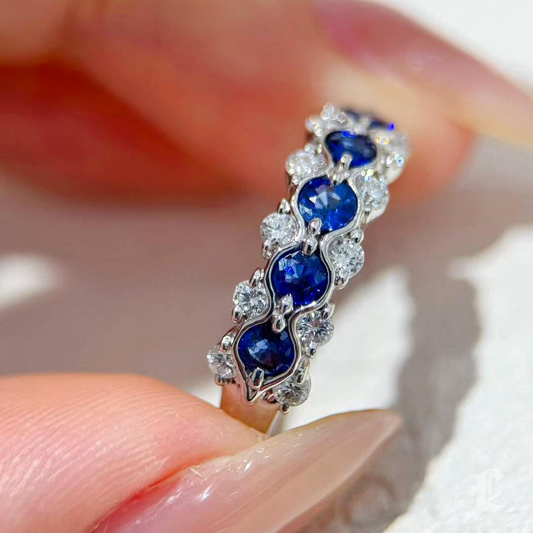 【Énigma】0.65ct Sapphire & Diamond Wave Band Ring in Platinum In New Condition For Sale In New York, NY