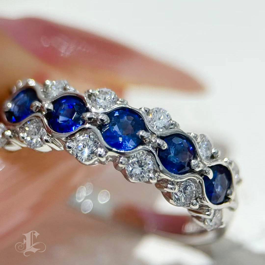 【Énigma】0.65ct Sapphire & Diamond Wave Band Ring in Platinum For Sale 1