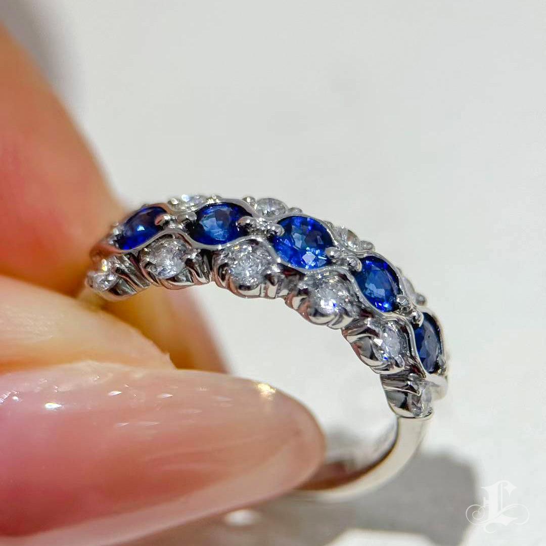 【Énigma】0.65ct Sapphire & Diamond Wave Band Ring in Platinum For Sale 2