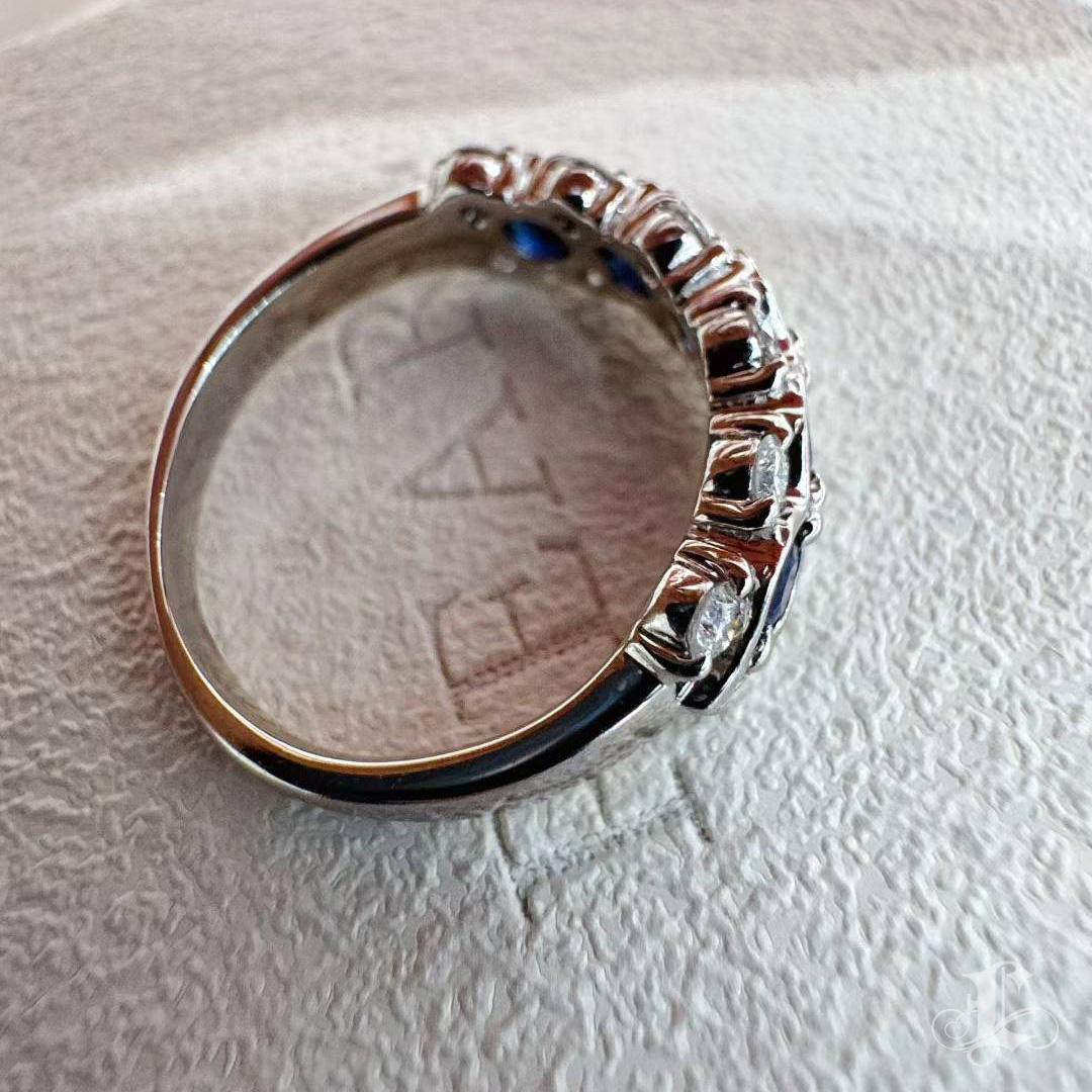 【Énigma】0.65ct Sapphire & Diamond Wave Band Ring in Platinum For Sale 3