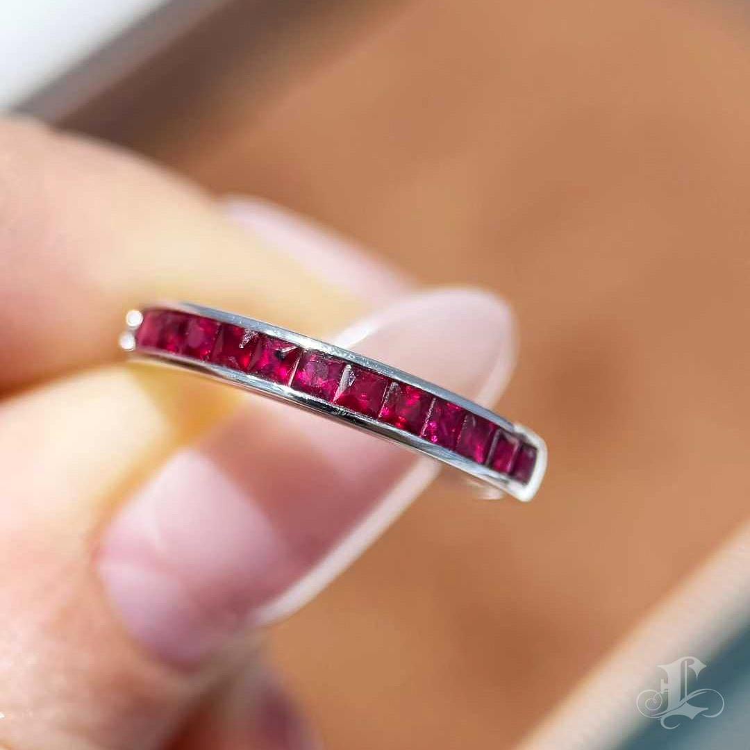 【Énigma】0.70ct Sleek Ruby Channel Band in Platinum In New Condition For Sale In New York, NY