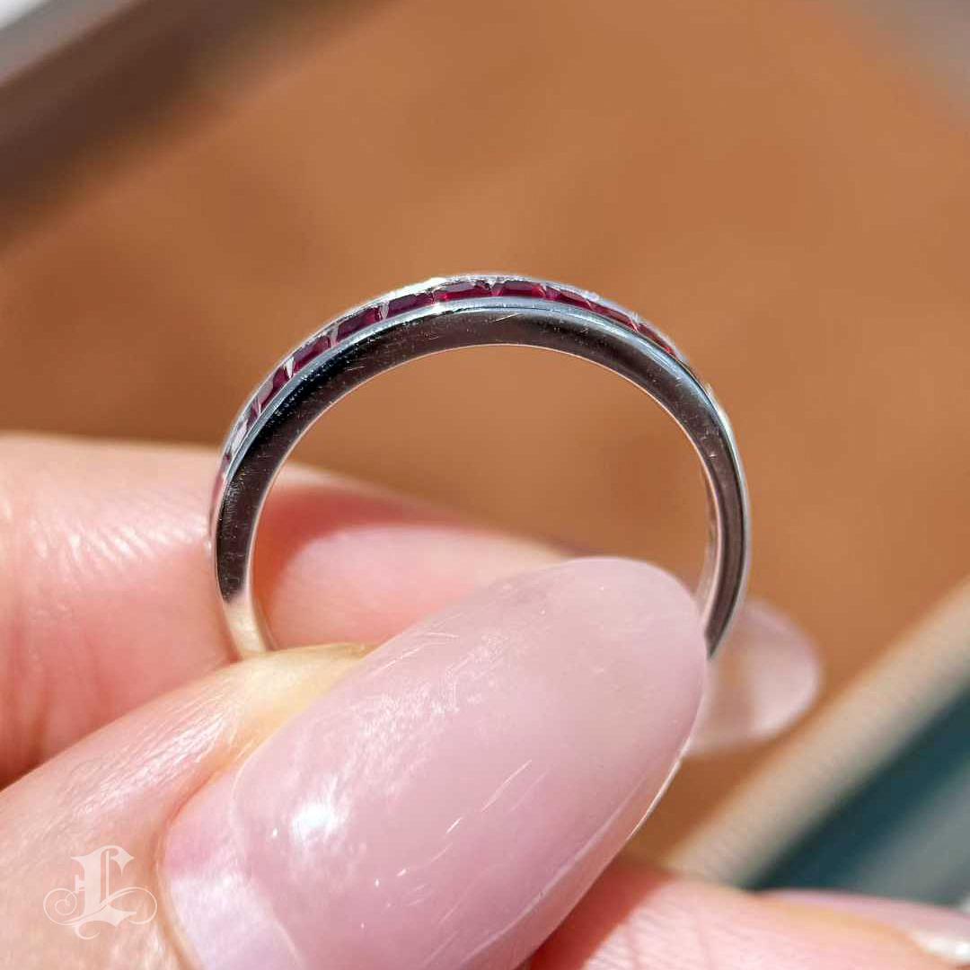 【Énigma】0.70ct Sleek Ruby Channel Band in Platinum For Sale 3