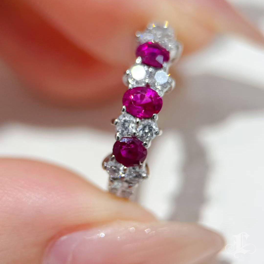 【Énigma】0.78ct Ruby & Diamond Half-Eternity Ring in Platinum In New Condition For Sale In New York, NY