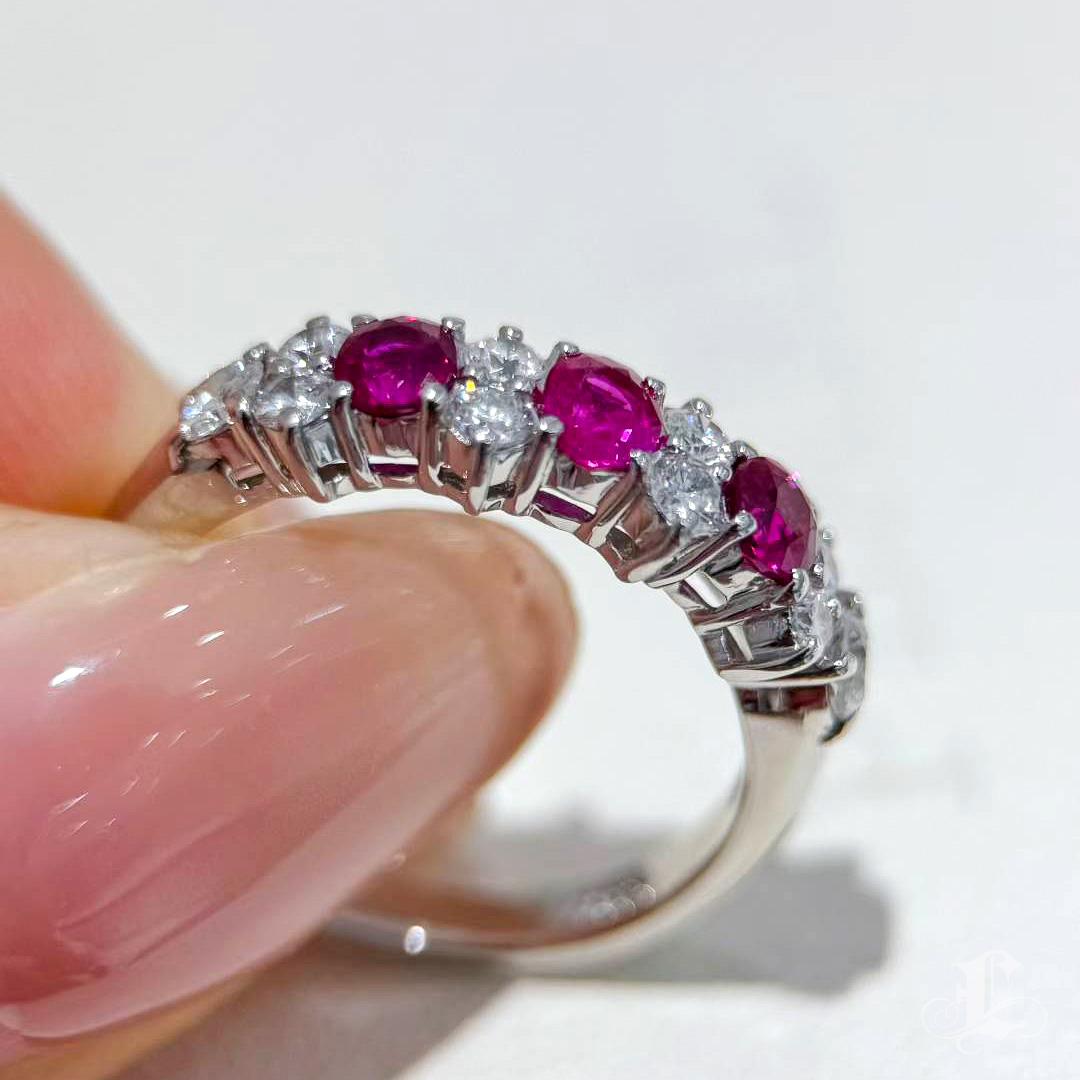 【Énigma】0.78ct Ruby & Diamond Half-Eternity Ring in Platinum For Sale 1