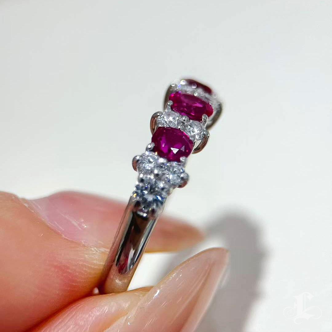 【Énigma】0.78ct Ruby & Diamond Half-Eternity Ring in Platinum For Sale 2