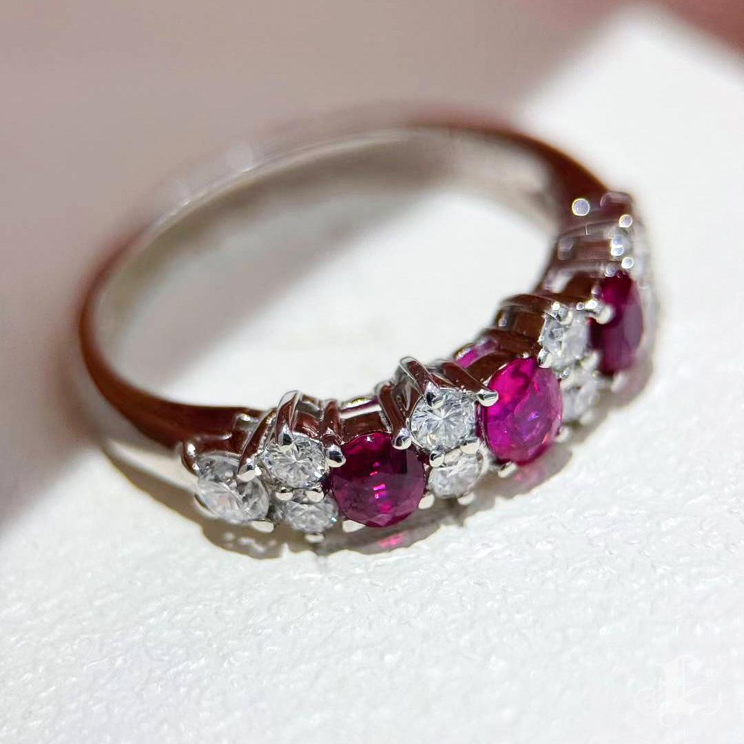 【Énigma】0.78ct Ruby & Diamond Half-Eternity Ring in Platinum For Sale 3