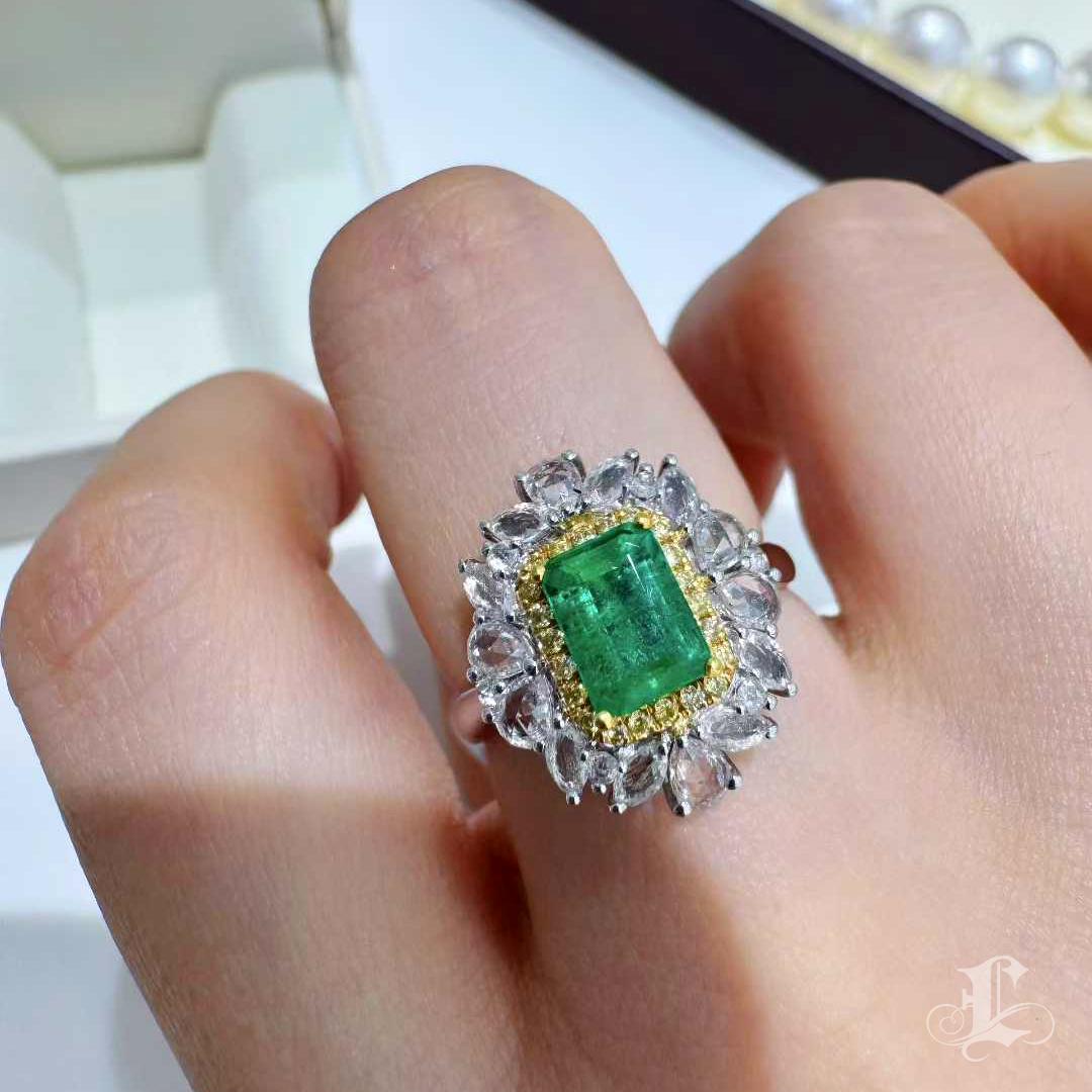 【Énigma】0.93ct Smaragd & Weißer Saphir Diamant Halo Ring (Smaragdschliff) im Angebot