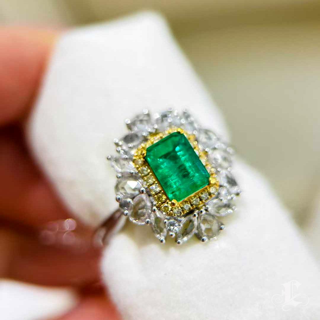【Énigma】0.93ct Smaragd & Weißer Saphir Diamant Halo Ring im Zustand „Neu“ im Angebot in New York, NY