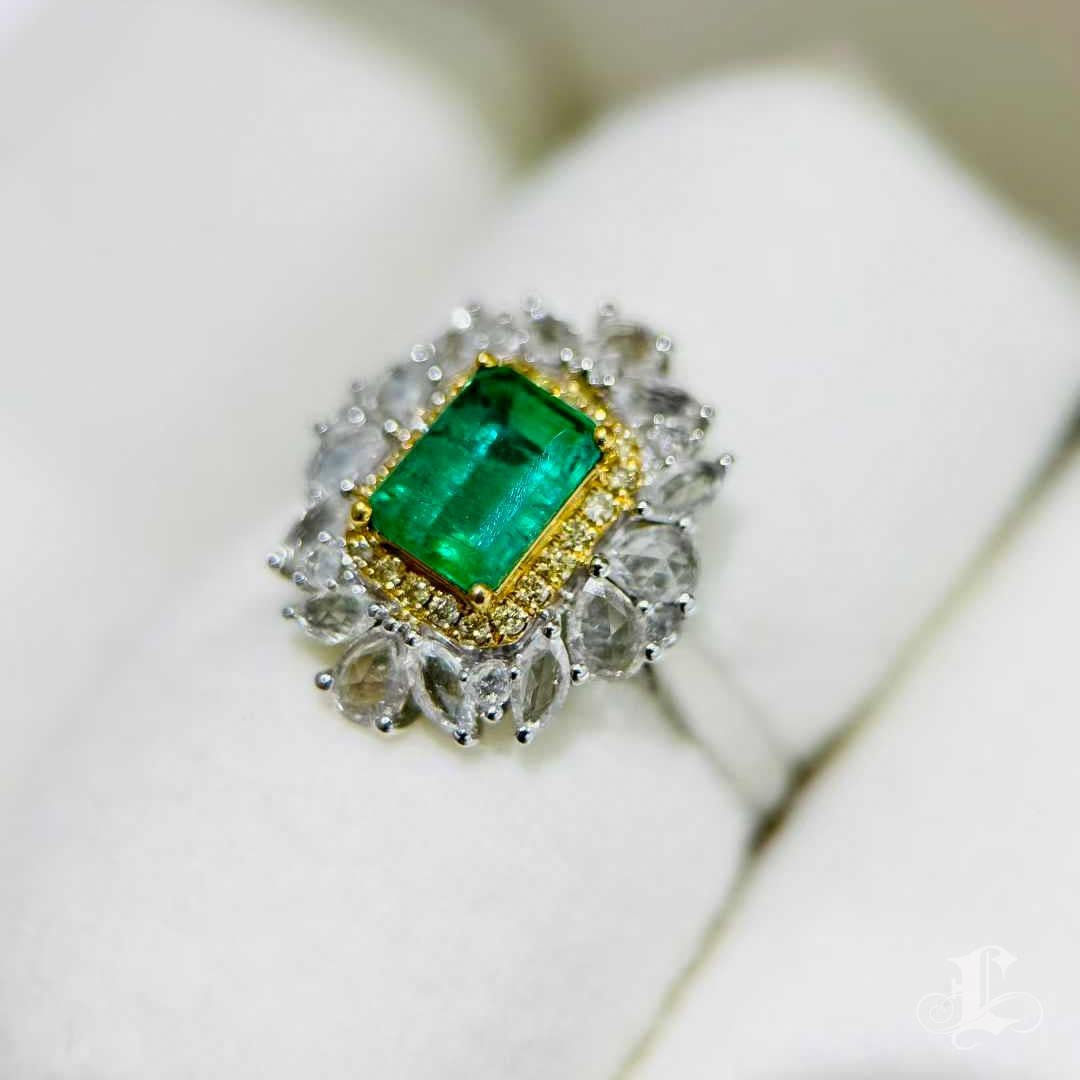 【Énigma】0.93ct Smaragd & Weißer Saphir Diamant Halo Ring Damen im Angebot