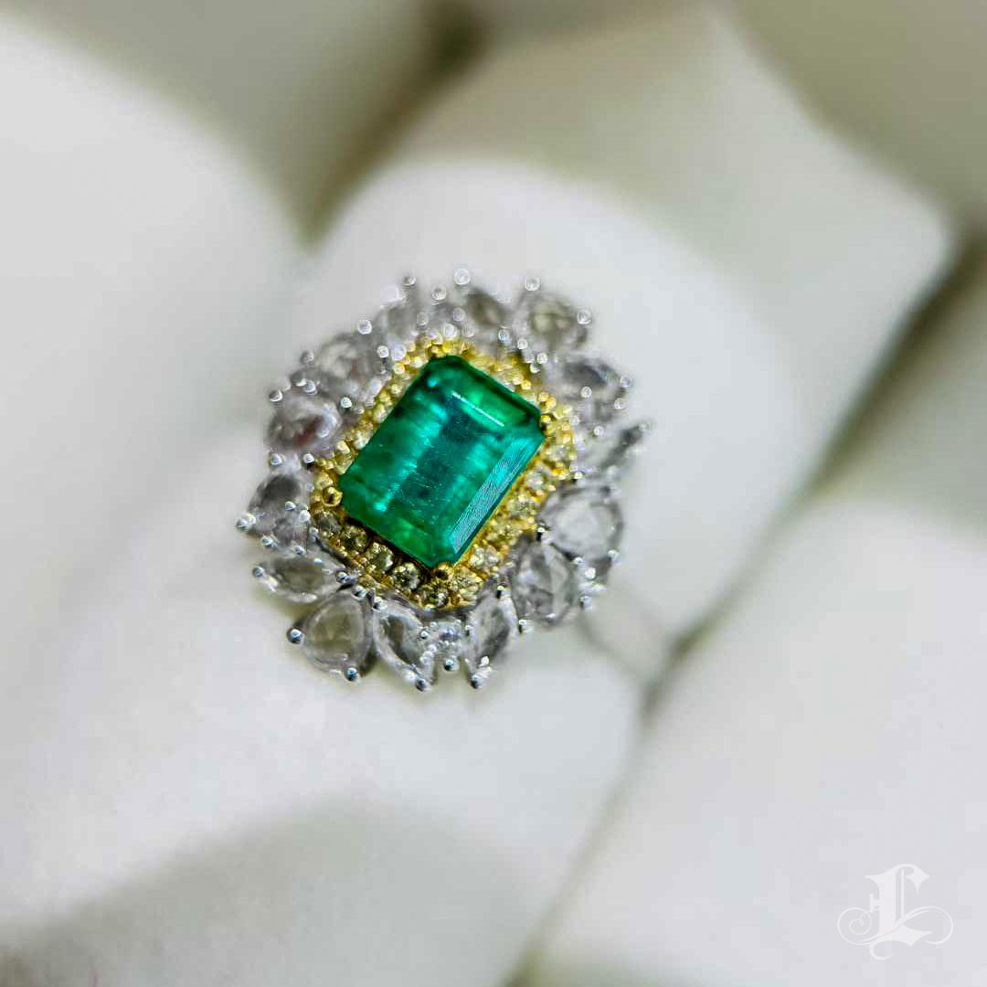 【Énigma】0.93ct Smaragd & Weißer Saphir Diamant Halo Ring im Angebot 1