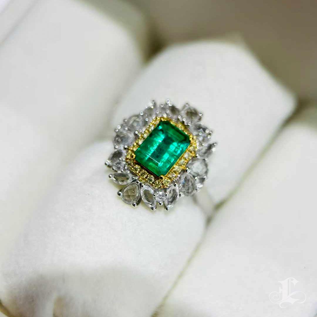 【Énigma】0.93ct Smaragd & Weißer Saphir Diamant Halo Ring im Angebot 2
