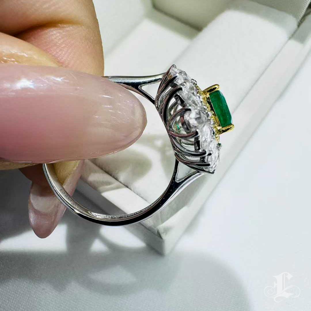【Énigma】0.93ct Smaragd & Weißer Saphir Diamant Halo Ring im Angebot 3