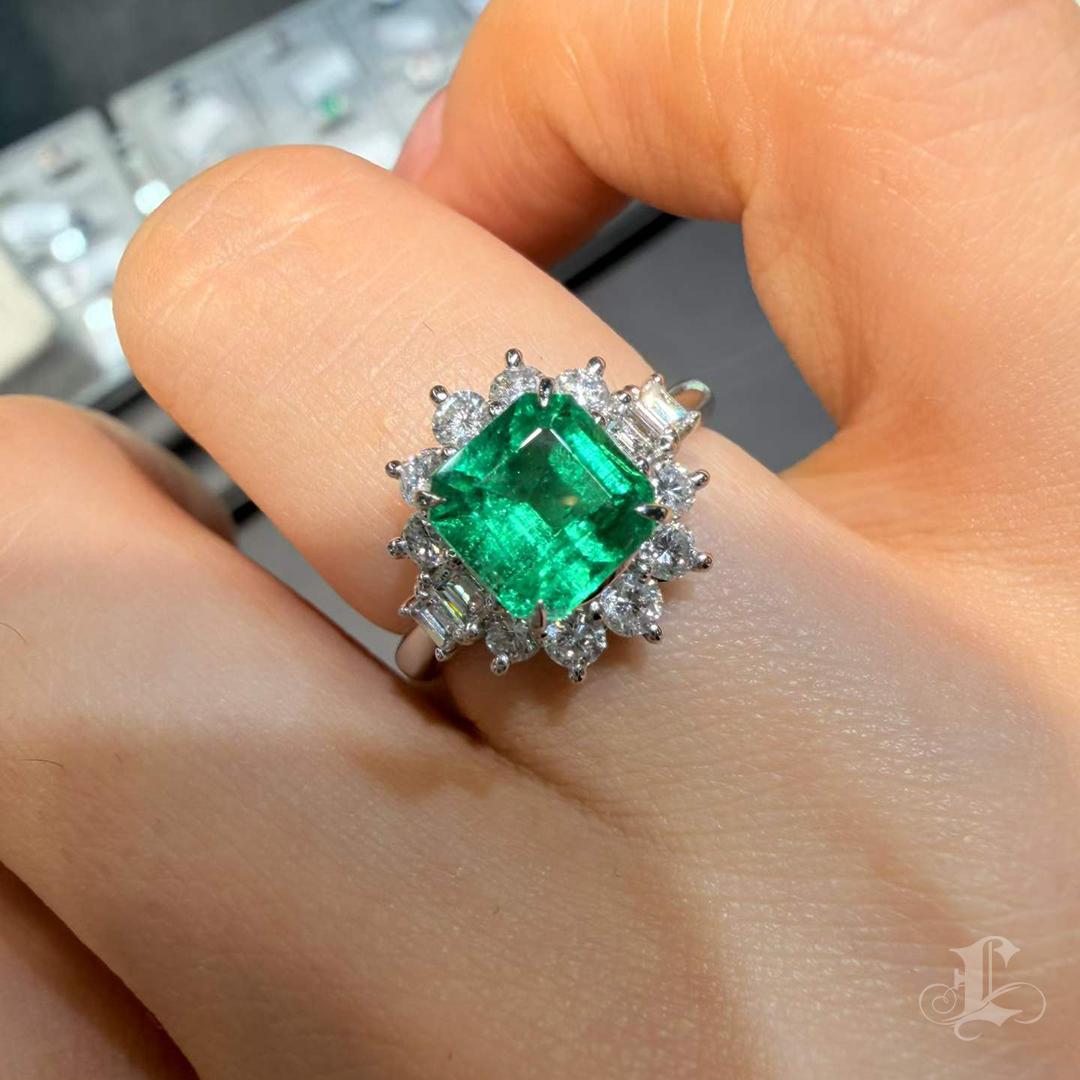 【Énigma】1.47ct Lebendiger Grüner Kolumbianischer Smaragd & Diamant Platin Ring (Carréeschliff) im Angebot